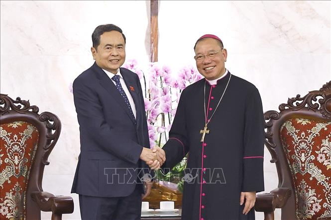 Chủ tịch Quốc hội Trần Thanh Mẫn và Tổng Giám mục Tổng Giáo phận Hà Nội Vũ Văn Thiên. Ảnh: Doãn Tấn - TTXVN