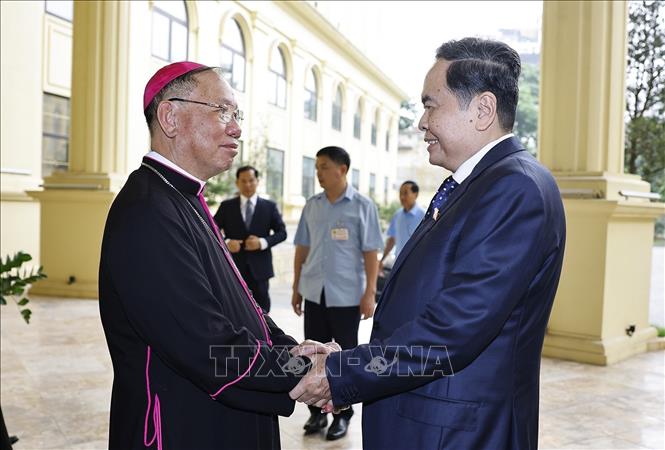 Chủ tịch Quốc hội Trần Thanh Mẫn và Tổng Giám mục Tổng Giáo phận Hà Nội Vũ Văn Thiên. Ảnh: Doãn Tấn - TTXVN