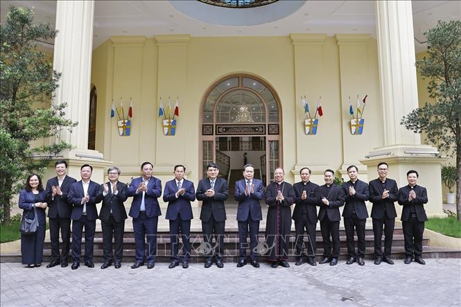 Chủ tịch Quốc hội Trần Thanh Mẫn với Tổng Giám mục Tổng Giáo phận Hà Nội Vũ Văn Thiên và các linh mục. Ảnh: Doãn Tấn - TTXVN
