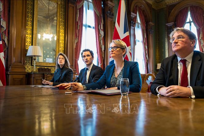 Ngày 2/4/2026, hơn 40 quốc gia đã tham dự hội nghị trực tuyến do Ngoại trưởng Anh Yvette Cooper (ảnh) chủ trì nhằm mở lại tuyến vận tải qua eo biển Hormuz. Cuộc họp diễn ra mà không có sự tham gia của Mỹ, trong khi Anh, Pháp, Đức, Australia và một số nước vùng Vịnh đang tìm kiếm các giải pháp để khôi phục việc tiếp cận tuyến hàng hải chiến lược này. Ảnh: THX/TTXVN  