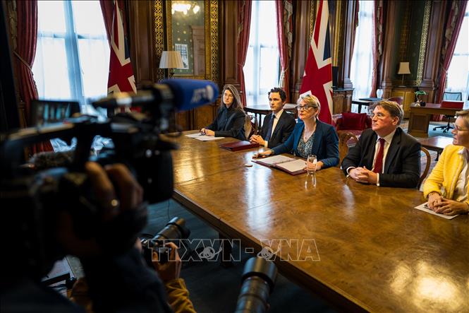 Ngày 2/4/2026, hơn 40 quốc gia đã tham dự hội nghị trực tuyến do Ngoại trưởng Anh Yvette Cooper (ảnh, thứ 3 phải) chủ trì nhằm mở lại tuyến vận tải qua eo biển Hormuz. Cuộc họp diễn ra mà không có sự tham gia của Mỹ, trong khi Anh, Pháp, Đức, Australia và một số nước vùng Vịnh đang tìm kiếm các giải pháp để khôi phục việc tiếp cận tuyến hàng hải chiến lược này. Ảnh: THX/TTXVN  