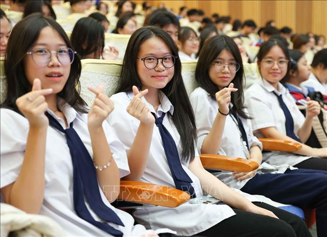 Các em học sinh hào hứng, tự tin tham gia kỳ thi. Ảnh: Thanh Tùng - TTXVN