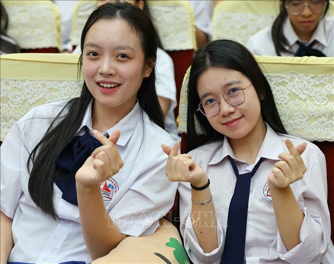 Các em học sinh hào hứng, tự tin tham gia kỳ thi. Ảnh: Thanh Tùng - TTXVN