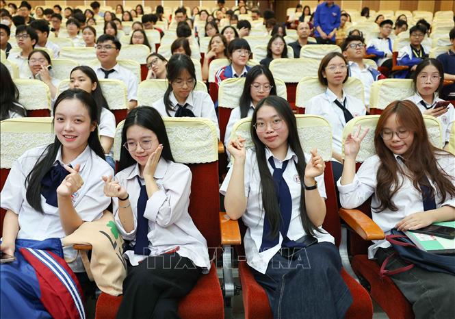 Các em học sinh hào hứng, tự tin tham gia kỳ thi. Ảnh: Thanh Tùng - TTXVN