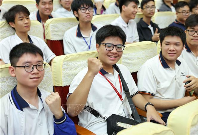 Các em học sinh hào hứng, tự tin tham gia kỳ thi. Ảnh: Thanh Tùng - TTXVN