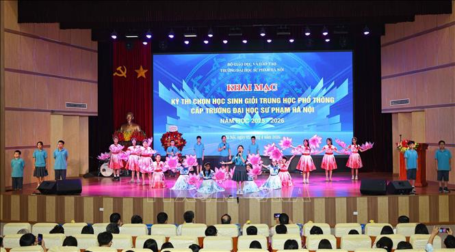 Tiết mục văn nghệ chào mừng do các em học sinh trong hệ thống đào tạo của Trường Đại học Sư phạm Hà Nội biểu diễn. Ảnh: Thanh Tùng - TTXVN