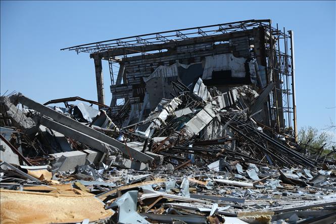 Xung đột giữa Mỹ-Israel với Iran chưa có dấu hiệu hạ nhiệt trong khi đối thoại bị gián đoạn, nguy cơ xung đột tiếp tục lan rộng trong khu vực. Israel và Mỹ tiếp tục tấn công nhiều mục tiêu quân sự, dân sự tại Iran. Đáp lại, Iran vẫn duy trì lập trường cứng rắn, tuyên bố bác đề xuất ngừng bắn 48 giờ của Mỹ, bắn hạ tiêm kích Mỹ, tấn công nhiều cơ sở của Israel và Mỹ trong khu vực. Xung đột cũng leo thang khi Israel mở rộng không kích tại Liban. Ảnh: Khu liên hợp thể thao ở Tehran, Iran bị phá huỷ sau vụ không kích của Mỹ-Israel ngày 3/4. THX/TTXVN