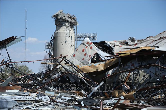 Xung đột giữa Mỹ-Israel với Iran chưa có dấu hiệu hạ nhiệt trong khi đối thoại bị gián đoạn, nguy cơ xung đột tiếp tục lan rộng trong khu vực. Israel và Mỹ tiếp tục tấn công nhiều mục tiêu quân sự, dân sự tại Iran. Đáp lại, Iran vẫn duy trì lập trường cứng rắn, tuyên bố bác đề xuất ngừng bắn 48 giờ của Mỹ, bắn hạ tiêm kích Mỹ, tấn công nhiều cơ sở của Israel và Mỹ trong khu vực. Xung đột cũng leo thang khi Israel mở rộng không kích tại Liban. Ảnh: Khu liên hợp thể thao ở Tehran, Iran bị phá huỷ sau vụ không kích của Mỹ-Israel ngày 3/4. THX/TTXVN