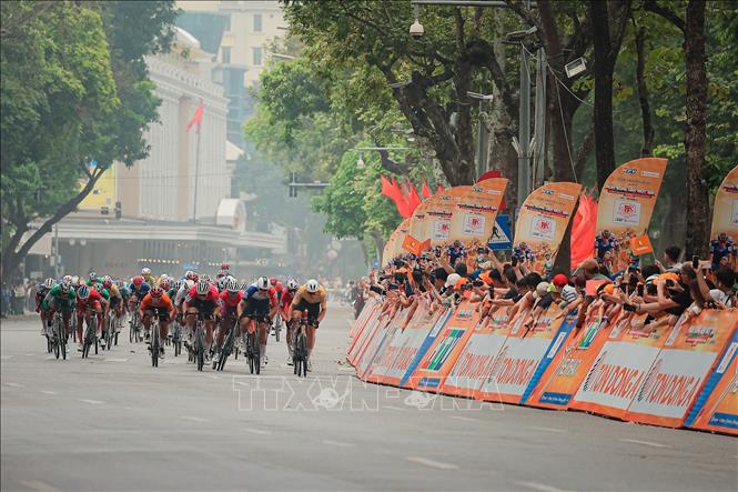 Các tay đua tăng tốc mạnh ở những mét cuối, tạo màn nước rút sôi động trước sự cổ vũ của đông đảo người dân hai bên đường. Ảnh: Phạm Tuấn Anh - TTXVN