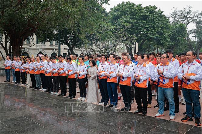 Các đại biểu và vận động viên thành kính dâng hương tại Tượng đài Lý Thái Tổ. Ảnh: Phạm Tuấn Anh - TTXVN