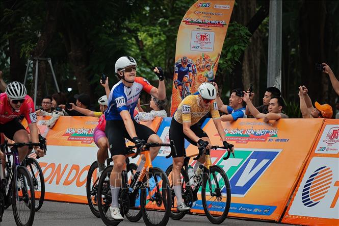 VĐV Nick Kergozou De La Boessiere của đội 620 Nông Nghiệp Vĩnh Long là người cán đích đầu tiên ở chặng đua vòng quanh Hà Nội dài 42,5 km. Ảnh: Phạm Tuấn Anh - TTXVN