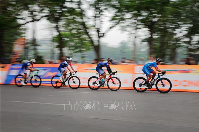 Các tay đua tăng tốc mạnh ở những vòng cuối trước sự cổ vũ của đông đảo người dân hai bên đường. Ảnh: Phạm Tuấn Anh - TTXVN