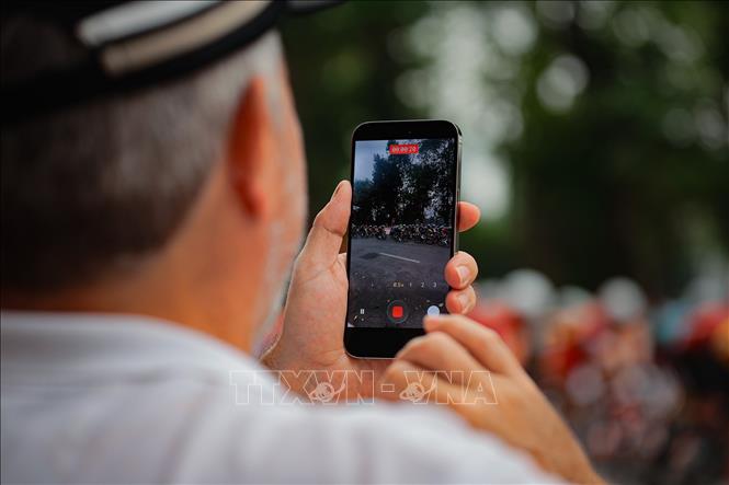 Khán giả tranh thủ quay lại những khoảnh khắc tranh tài đầy căng thẳng. Ảnh: Phạm Tuấn Anh - TTXVN