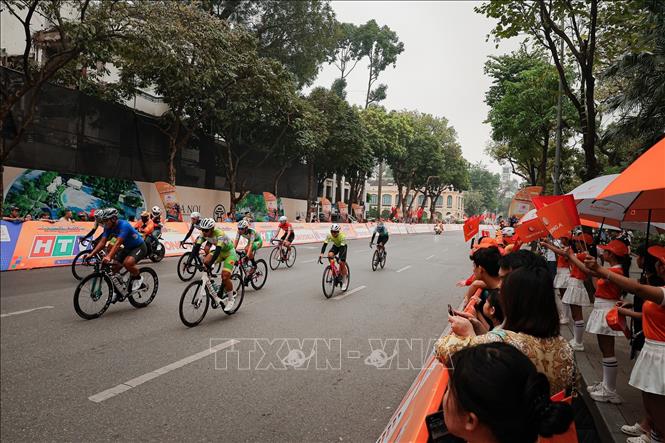 Các tay đua tăng tốc mạnh ở những vòng cuối trước sự cổ vũ của đông đảo người dân hai bên đường. Ảnh: Phạm Tuấn Anh - TTXVN