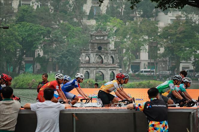 Nhóm vận động viên duy trì tốc độ cao, nỗ lực bứt phá trong chặng đua qua các tuyến phố Hà Nội. Ảnh: Phạm Tuấn Anh - TTXVN