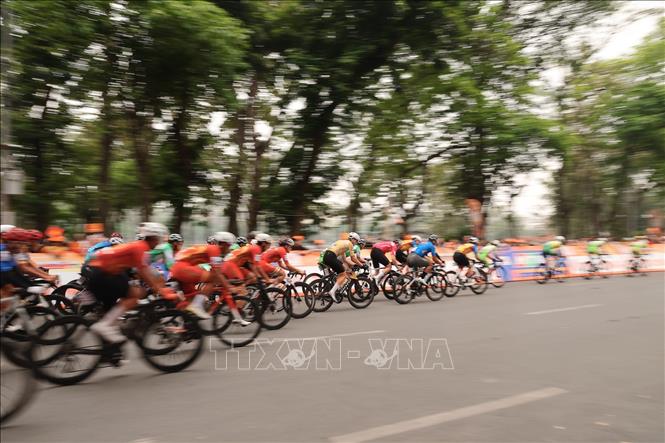 Các tay đua bám sát nhau khi ôm cua trên cung đường quanh khu vực hồ trung tâm Thủ đô, tạo nên không khí tranh tài quyết liệt và hấp dẫn. Ảnh: Phạm Tuấn Anh - TTXVN