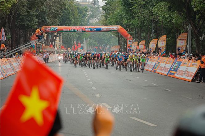 Các vận động viên bắt đầu xuất phát vòng đầu tiên của chặng 3 Giải đua xe đạp toàn quốc Cúp Truyền hình Thành phố Hồ Chí Minh 2026. Ảnh: Phạm Tuấn Anh - TTXVN