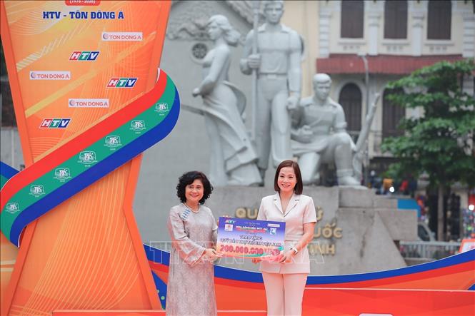 Bà Nguyễn Thị Ngọc Quỳnh - Thành viên HĐQT CTCP Tôn Đông Á trao 200 triệu đồng tài trợ cho Quỹ Bảo trợ Trẻ em Việt Nam lên trao tặng học bổng cho trẻ em học sinh có hoàn cảnh khó khăn cho Quỹ Bảo trợ trẻ em Việt Nam. Ảnh: Phạm Tuấn Anh - TTXVN