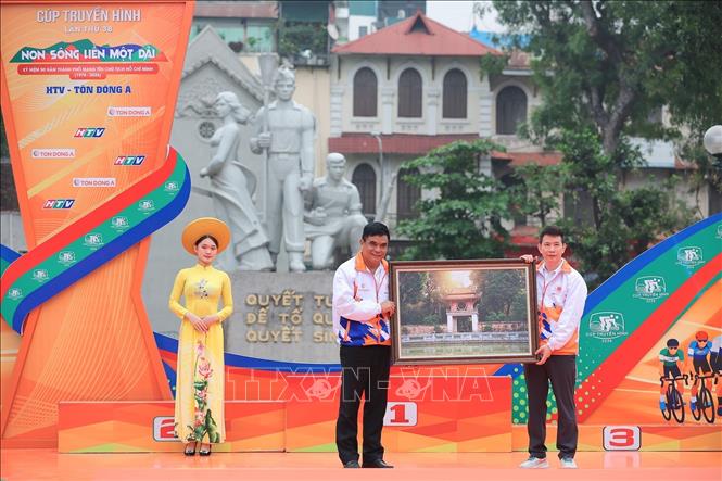 Ông Phạm Tuấn Long, Giám đốc Sở Văn hóa và Thể thao thành phố Hà Nội tặng quà lưu niệm cho Ông Cao Anh Minh, Tổng Giám đốc Đài PT-TH TP Hồ Chí Minh. Ảnh: Phạm Tuấn Anh - TTXVN