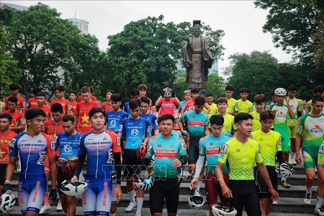 Các vận động viên tại khu vực tượng đài Lý Thái Tổ. Ảnh: Phạm Tuấn Anh - TTXVN