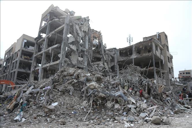 Xung đột giữa Mỹ-Israel với Iran chưa có dấu hiệu hạ nhiệt trong khi đối thoại bị gián đoạn, nguy cơ xung đột tiếp tục lan rộng trong khu vực. Israel và Mỹ tiếp tục tấn công nhiều mục tiêu quân sự, dân sự tại Iran. Đáp lại, Iran vẫn duy trì lập trường cứng rắn, tuyên bố bác đề xuất ngừng bắn 48 giờ của Mỹ, bắn hạ tiêm kích Mỹ, tấn công nhiều cơ sở của Israel và Mỹ trong khu vực. Xung đột cũng leo thang khi Israel mở rộng không kích tại Liban. Ảnh: Toà nhà bị phá huỷ sau vụ không kích xuống Tehran, Iran ngày 12/3. THX/TTXVN