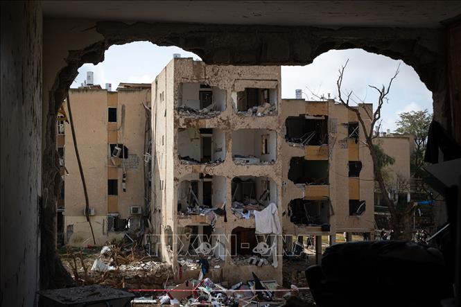 Xung đột giữa Mỹ-Israel với Iran chưa có dấu hiệu hạ nhiệt trong khi đối thoại bị gián đoạn, nguy cơ xung đột tiếp tục lan rộng trong khu vực. Israel và Mỹ tiếp tục tấn công nhiều mục tiêu quân sự, dân sự tại Iran. Đáp lại, Iran vẫn duy trì lập trường cứng rắn, tuyên bố bác đề xuất ngừng bắn 48 giờ của Mỹ, bắn hạ tiêm kích Mỹ, tấn công nhiều cơ sở của Israel và Mỹ trong khu vực. Xung đột cũng leo thang khi Israel mở rộng không kích tại Liban. Ảnh: Toà nhà ở Arad, Israel bị phá huỷ do trúng tên lửa từ Iran ngày 22/3. THX/TTXVN