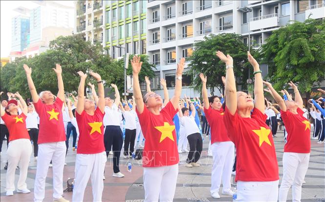 Nhân viên y tế và người dân đồng diễn dưỡng sinh, lan tỏa lối sống khỏe đến cộng đồng. Ảnh: Đinh Hằng - TTXVN