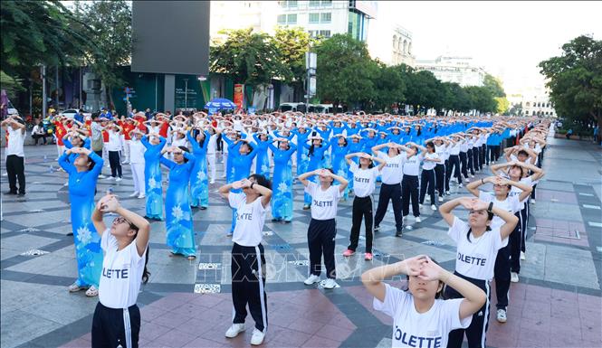 Nhân viên y tế và người dân đồng diễn dưỡng sinh, lan tỏa lối sống khỏe đến cộng đồng. Ảnh: Đinh Hằng - TTXVN