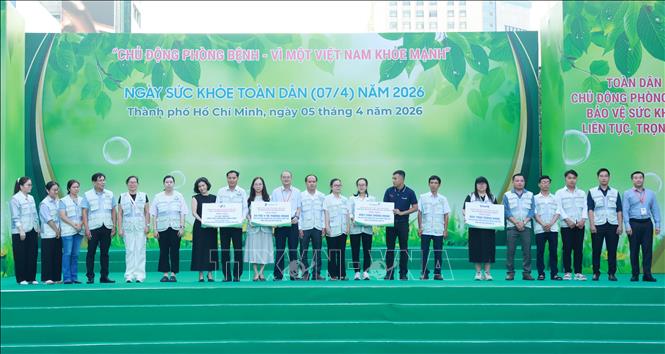 Ra mắt các Đội chăm sóc sức khỏe liên tục gắn với địa bàn dân cư. Ảnh: Đinh Hằng - TTXVN