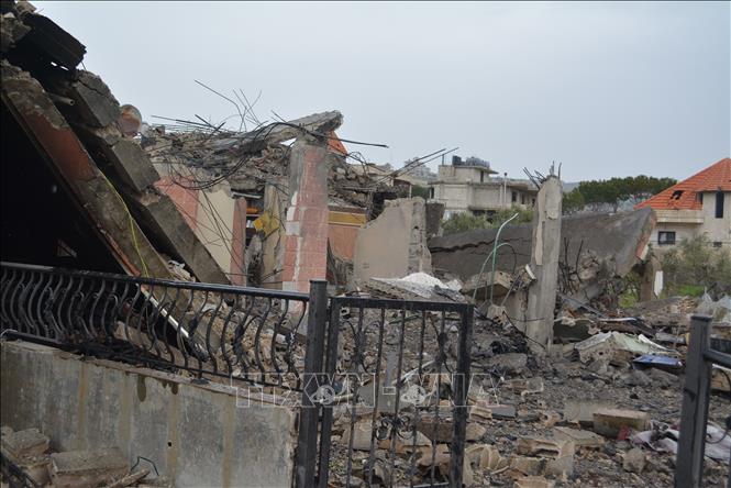 Xung đột giữa Mỹ-Israel với Iran chưa có dấu hiệu hạ nhiệt trong khi đối thoại bị gián đoạn, nguy cơ xung đột tiếp tục lan rộng trong khu vực. Israel và Mỹ tiếp tục tấn công nhiều mục tiêu quân sự, dân sự tại Iran. Đáp lại, Iran vẫn duy trì lập trường cứng rắn, tuyên bố bác đề xuất ngừng bắn 48 giờ của Mỹ, bắn hạ tiêm kích Mỹ, tấn công nhiều cơ sở của Israel và Mỹ trong khu vực. Xung đột cũng leo thang khi Israel mở rộng không kích tại Liban. Ảnh: Những căn nhà ở thành phố Nabatieh, Liban bị phá huỷ sau vụ không kích của Israel ngày 1/4. THX/TTXVN