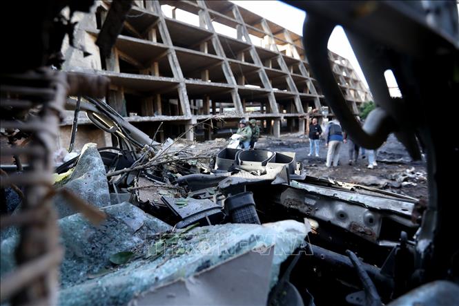 Xung đột giữa Mỹ-Israel với Iran chưa có dấu hiệu hạ nhiệt trong khi đối thoại bị gián đoạn, nguy cơ xung đột tiếp tục lan rộng trong khu vực. Israel và Mỹ tiếp tục tấn công nhiều mục tiêu quân sự, dân sự tại Iran. Đáp lại, Iran vẫn duy trì lập trường cứng rắn, tuyên bố bác đề xuất ngừng bắn 48 giờ của Mỹ, bắn hạ tiêm kích Mỹ, tấn công nhiều cơ sở của Israel và Mỹ trong khu vực. Xung đột cũng leo thang khi Israel mở rộng không kích tại Liban. Ảnh: Những toà nhà ở Beirut, Liban bị phá huỷ sau vụ không kích của Israel ngày 1/4. THX/TTXVN