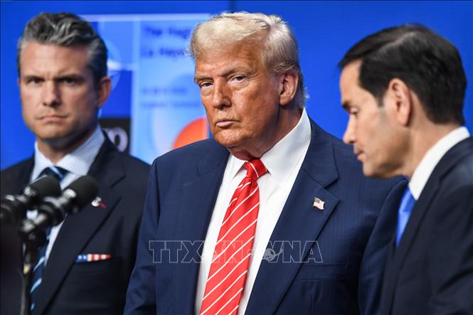 Ngày 1/4/2026, Tổng thống Mỹ Donald Trump cho biết đang “nghiêm túc cân nhắc” việc rút nước này khỏi Tổ chức Hiệp ước Bắc Đại Tây Dương (NATO), sau khi liên minh này từ chối tham gia chiến dịch quân sự chống Iran. Trả lời phỏng vấn tờ The Telegraph, ông Trump chỉ trích các nước thành viên NATO không hành động tương xứng với cam kết của Mỹ, nhấn mạnh Washington từng hỗ trợ các đồng minh trong nhiều tình huống. Ảnh: THX/TTXVN