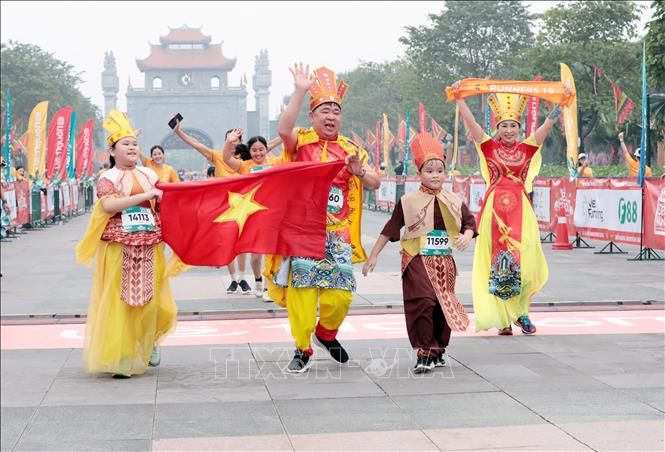 Các vận động viên có mặt và tham gia Giải Đền Hùng marathon 2025 từ 4h15 phút. Ảnh: Tạ Toàn – TTXVN