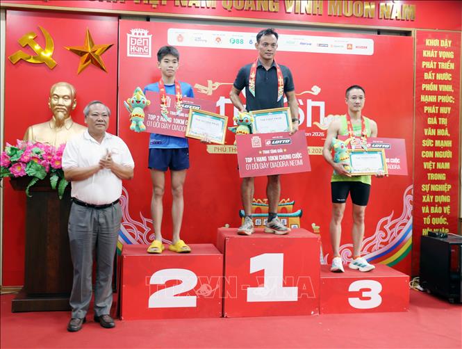 Ban tổ chức trao giải cho các vận động viên đạt thành tích cao ở nội dung cự ly 10km nam. Ảnh: Tạ Toàn – TTXVN
