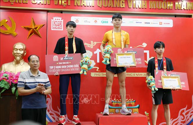 Ban tổ chức trao giải cho các vận động viên đạt thành tích cao ở nội dung cự ly 6km nam. Ảnh: Tạ Toàn – TTXVN