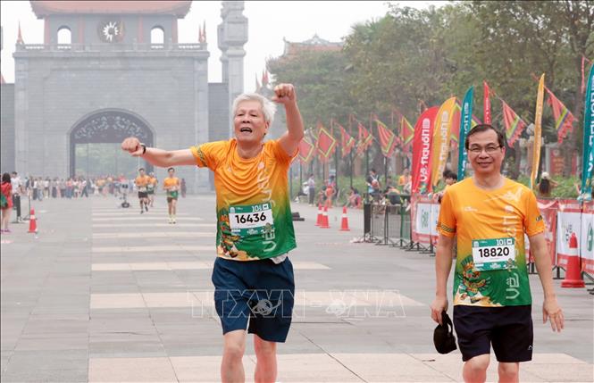 Đây là năm thứ ba Giải marathon Đền Hùng “Về nguồn” được tổ chức thành công với trên 4.000 vận động viên tranh tài. Ảnh: Tạ Toàn – TTXVN 