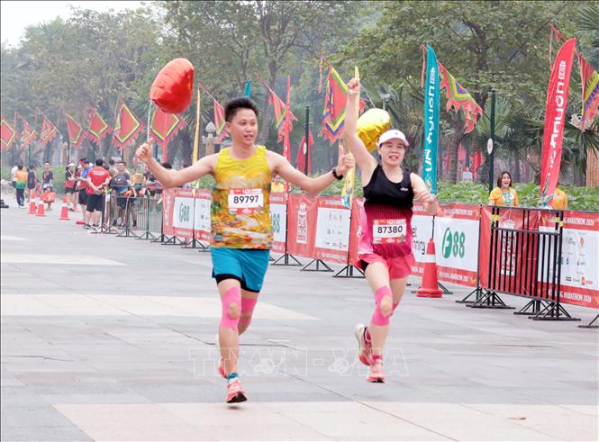 Các VĐV xuất phát từ sân khấu Trung tâm lễ hội thuộc Khu di tích lịch sử Đền Hùng. Ảnh: Tạ Toàn – TTXVN