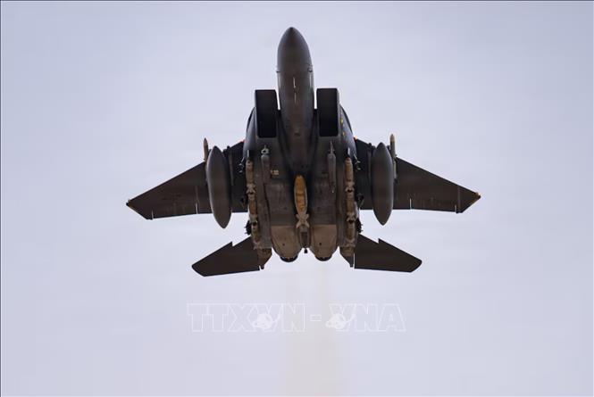 Xung đột giữa Mỹ-Israel với Iran chưa có dấu hiệu hạ nhiệt trong khi đối thoại bị gián đoạn, nguy cơ xung đột tiếp tục lan rộng trong khu vực. Israel và Mỹ tiếp tục tấn công nhiều mục tiêu quân sự, dân sự tại Iran. Đáp lại, Iran vẫn duy trì lập trường cứng rắn, tuyên bố bác đề xuất ngừng bắn 48 giờ của Mỹ, bắn hạ tiêm kích Mỹ, tấn công nhiều cơ sở của Israel và Mỹ trong khu vực. Xung đột cũng leo thang khi Israel mở rộng không kích tại Liban. Ảnh: Ngày 3/4, lực lượng Vệ binh Cách mạng Hồi giáo Iran (IRGC) tuyên bố đã bắn hạ một tiêm kích tàng hình F-15 của Mỹ trên không phận miền Trung nước này. U.S. Air Force/TTXVN