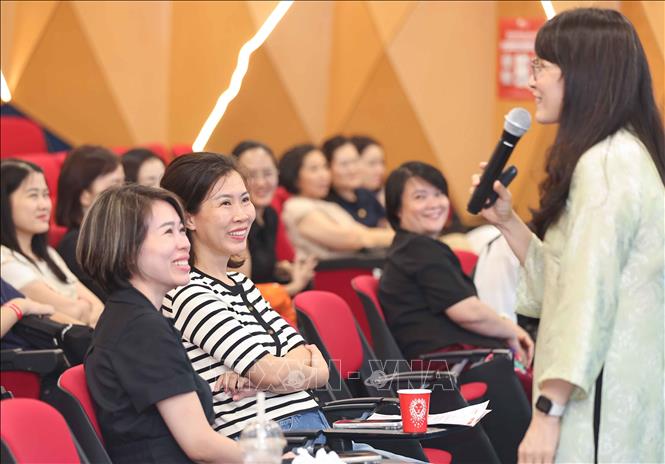 Buổi tọa đàm mang lại những lời khuyên hữu ích cho phụ huynh về cách tạo động lực học tập cho con. Ảnh: Thanh Tùng - TTXVN