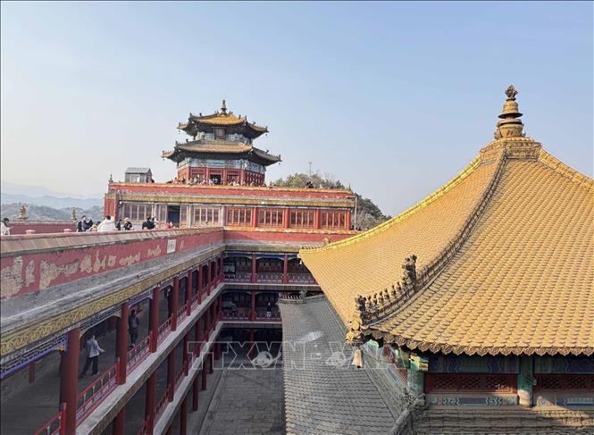 Kiến trúc của “Tiểu cung điện Potala” mang giá trị dân tộc, lịch sử, nghệ thuật và khoa học, phản ánh từ nhiều góc độ khác nhau các hoạt động xã hội, quan hệ xã hội, tư tưởng của triều đại nhà Thanh. Ảnh: Công Tuyên-PV TTXVN tại Trung Quốc