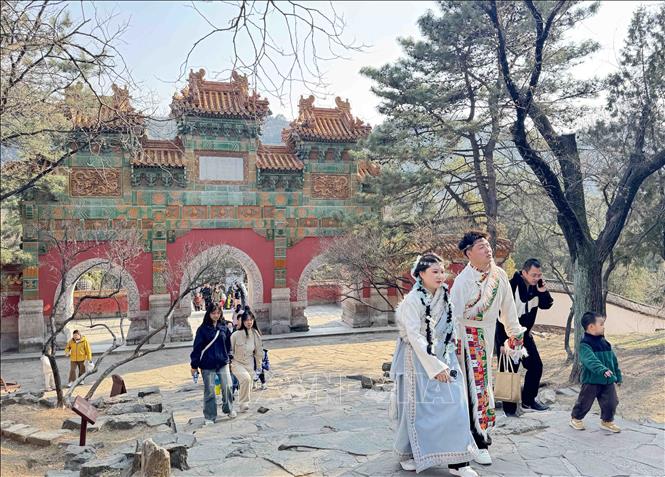 Rất nhiều du khách trẻ đến đây check-in với trang phục của dân tộc Tây Tạng. Ảnh: Công Tuyên-PV TTXVN tại Trung Quốc