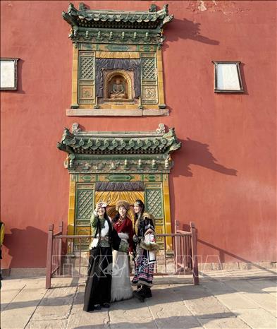 Rất nhiều du khách trẻ đến đây chụp ảnh, check-in với trang phục của dân tộc Tây Tạng. Ảnh: Công Tuyên-PV TTXVN tại Trung Quốc