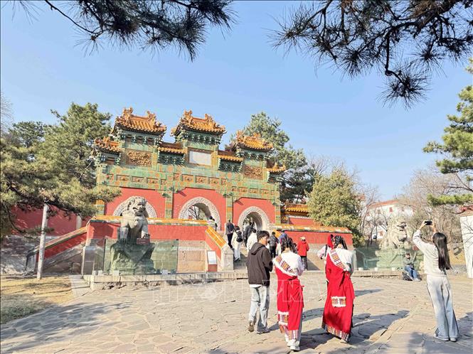 “Tiểu cung điện Potala” là một điển hình thành công về sự kết hợp và tái tạo kiến trúc Hán và Tây Tạng. Ảnh: Công Tuyên-PV TTXVN tại Trung Quốc