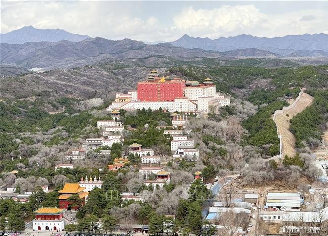 Toàn cảnh “Tiểu cung điện Potala” nhìn từ trên cao. Ảnh: Công Tuyên-PV TTXVN tại Trung Quốc