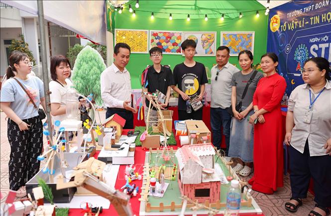 Thông qua các gian trưng bày, giới thiệu hoạt động các câu lạc bộ, cùng tư vấn, định hướng của nhà trường, học sinh có thể khám phá điểm mạnh - yếu của bản thân để cùng phụ huynh đưa ra lựa chọn vào lớp 10 đúng đắn. Ảnh: Thanh Tùng - TTXVN