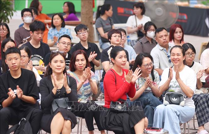 Ban Giám hiệu nhà trường đã lắng nghe tâm tư của phụ huynh; nhiều thắc mắc xoay quanh áp lực thi cử, cách chọn trường và thay đổi nguyện vọng đã được giải đáp trực tiếp, cụ thể. Ảnh: Thanh Tùng - TTXVN