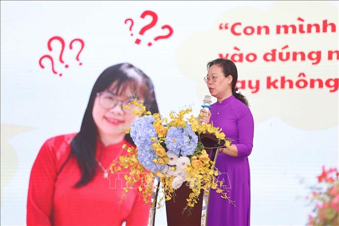 Ban Giám hiệu nhà trưởng đã lắng nghe tâm tư của phụ huynh; nhiều thắc mắc xoay quanh áp lực thi cử, cách chọn trường và thay đổi nguyện vọng đã được giải đáp trực tiếp, cụ thể. Ảnh: Thanh Tùng - TTXVN