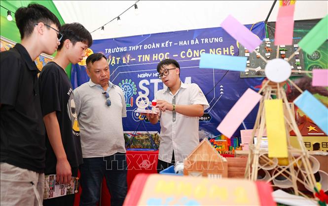 Theo Chương trình giáo dục phổ thông 2018, bậc THPT không chỉ là giai đoạn học kiến thức mà còn giúp học sinh phát triển phẩm chất, năng lực, tư duy và định hướng nghề nghiệp. Vì vậy các em cần hiểu rõ điểm mạnh, sở thích và sự phù hợp của bản thân khi lựa chọn môi trường học tập. Ảnh: Thanh Tùng - TTXVN