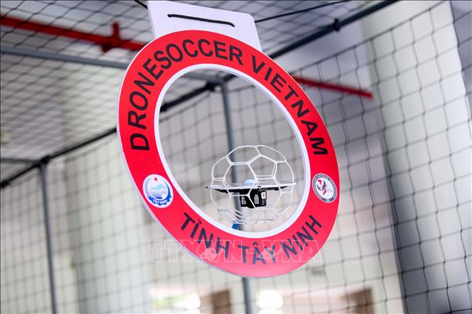 Drone được sử dụng trong thi đấu Drone Soccer với thiết kế bảo vệ an toàn. Ảnh: Giang Phương - TTXVN