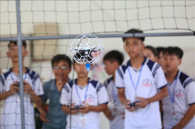 Học sinh trải nghiệm thi đấu Drone Soccer (bóng đá trên không) được đảm bảo an toàn bay. Ảnh: Giang Phương - TTXVN